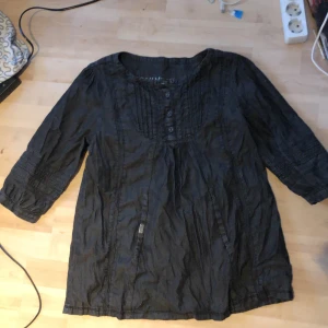 Skum tröja  - En svart tröja med fickor  Skjortliknande Ganska cool men måste bli av med pga använder den aldrig  Knappt använd å fin kvalitet 