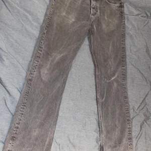 Ett par fina grå jeans från Weekday. Jeansen kommer inte längre till användning därför säljer jag.  Strl 29-32,passar 30-31 i midjan då de är stora.