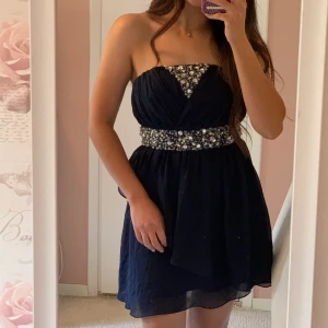 Klänning  - Jättefin festklänning från oneness i strl s.  Använd fåtal gånger så är i bra skick. Kan skicka fler bilder vid önskemål!  Kan mötas upp i Stockholm eller fraktar. Köpare står i frakt.🤍 Köpt är köpt. Returnering är därför ej möjligt. Betalas med swish 💸 