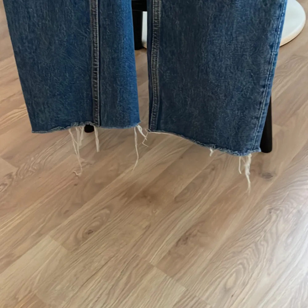 Weekday voyage jeans i storlek 25/32 (OBS kortare pga avklippta kanter) i exemplariskt skick! Färgen är mörkblå! Modell är 173. Skickas spårbart med Postnord.. Jeans & Byxor.