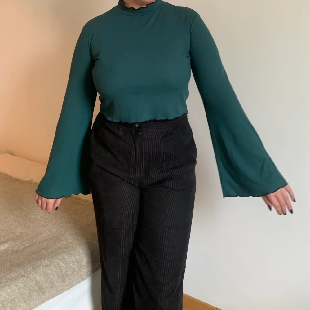 Grön och skön tröja från NA-KD! Den har en liten turtleneck och jag tycker tröjan är liten i storleken! den är också ganska tunn i materialet och väldigt skön!  Priset kan diskuteras🥰. Tröjor & Koftor.