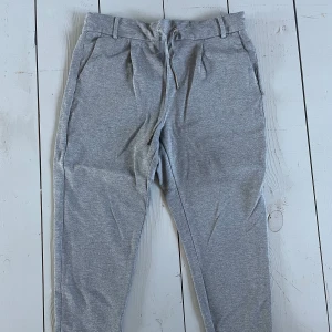 Kostymbyxor från Only - Gråa kostymbyxor från ”Only”, i använt skick men de är med mycket stretch! Storlek L! Lite kortare i benen.