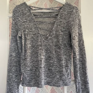 Tröja med snygg urringning - Grå tröja från H&M med fin urringning! I använt skick och i storlek M 😁