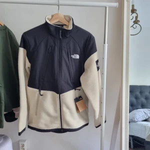 North face fleece strl M - North face fleece med tags kvar strl M 1000kr
