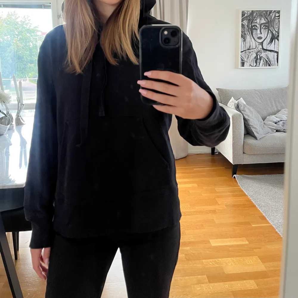 Säljer en svart Acne hoodie i storlek xs Pris kan diskuteras. Hoodies.