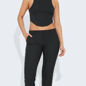 Lågmidjade kostymbyxor  - Säljer mina favoritkostymbyxor i från  bikbok, är slut i alla storlekar på hemsidan! Strl 36 men liten i storleken som passar mig som egentligen är en 34! 💗