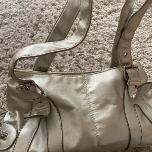 Handväska - Snygg silvrig axel/handväska men bra utrymme,  pris kan diskuteras etc💕💕