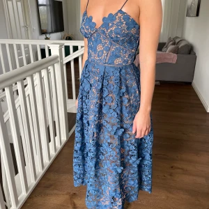 Self-portrait klänning - Klänning från Self-portrait , i storlek 8 och passar en xs/s, nypris ca 3000🤍 använd en gång! TRYCK INTE PÅ KÖP NU