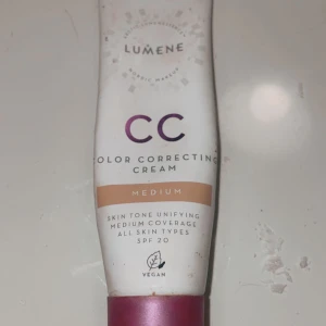 Använd foundation  - Använt flertal gånger, inte slut, halva kvar om inte mer. Färg medium. Frakt 5kr