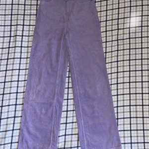 Lila manchester byxor  - Älskar de här byxorna, men tyvärr är de alldeles för små nu… De är köpta på Monki för några år sedan. För mig är de väldigt mycket 80-tal, riktigt snygga alltså;)😍På mig som är 157 cm så är de väldigt långa!! Frakt tillkommer…🥰