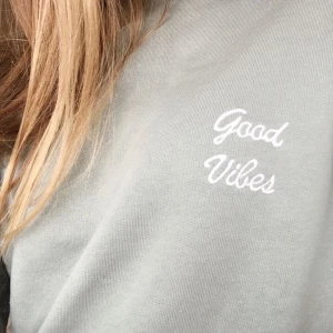 Sweatshirt  - Grön/mintgrön sweatshirt med trycket ”Good Vibes” på ena bröstet. I storlek xxs, men skulle säga att den passar en xs. Använd flera gånger, men i godkänt skick. Köparen står för frakt. Pris kan diskuteras. 