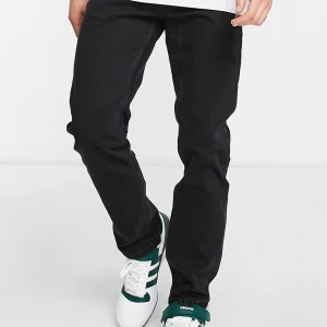 NYA Pull&Bear Jeans (herr) - Oanvända raka jeans från Pull&Bear. Lapp sitter kvar. Storlek 46. (Uppskattningsvis W33 L32)