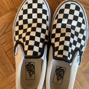Vans storlek 37 - Ett par nästan helt oanvända vans i storlek 37! Säljer pga att det är för små ❤️Köparen står för frakt❤️