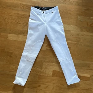 Ridbyxor  - Ett par vita ridtävlingsbyxor som aldrig kommit till användning då jag ej rider💗