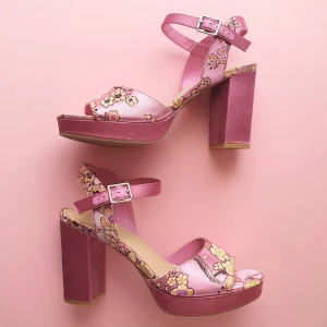 Rosa blommiga köackskor strl 40, 8 cm - Klackskor, oanvända. Blommigt vackert mönster. Öppen tå, 8 cm klack. Sidenaktigt material.