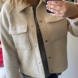 Beige kappa - Säljer denna beiga kappa från vero moda, passar perfekt nu när det börjar bli lite kallare💕