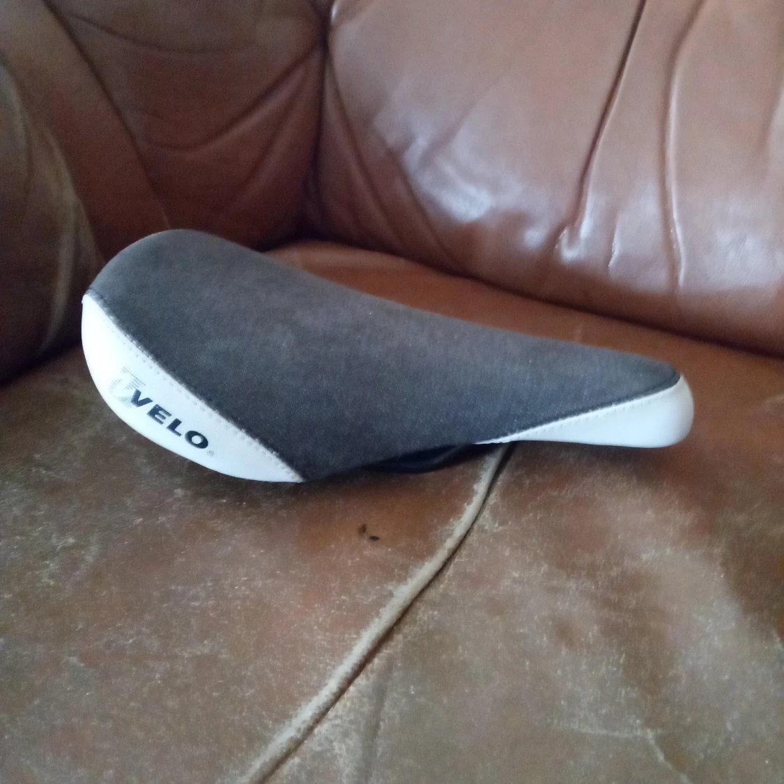 Velo cykelsadel grå brun storlek 22 cm lång .