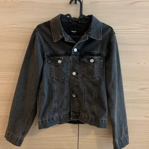 Jeans jacka, stl xs  - Svart/grå jeans jacka från bikbok, stl xs. Nyskick  