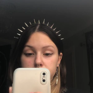 Diadem med nitar  - Silvrigt diadem med nitar på köpt på asos. Den går att både förminska och förstora och sitter bekvämt på huvudet. Säljer för 70kr plus frakt som ligger på 29kr. Bara att höra av sig om man har frågor⛓