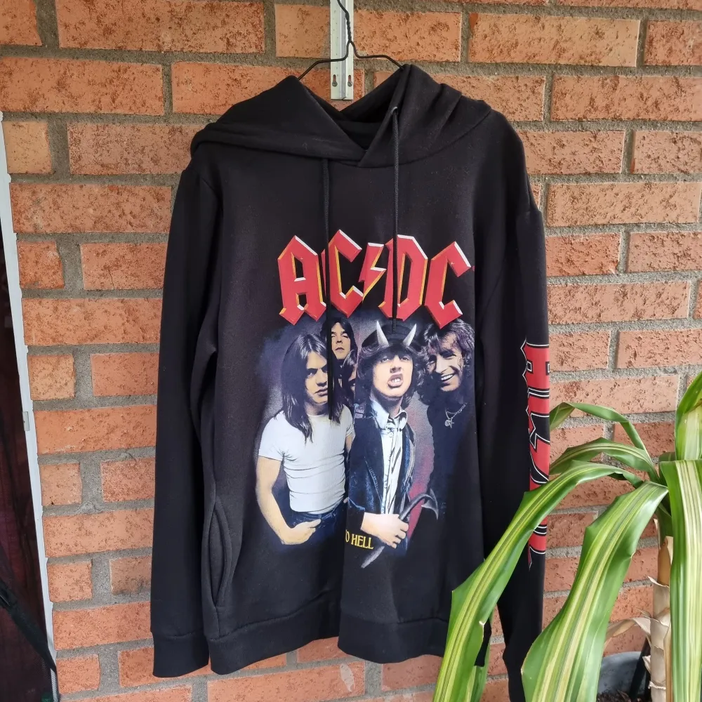 Limitet Edition AC/DC hoodie som jag aldrig använt utan bara haft i min samling. Superfin kvalite i tjockare material! . Tröjor & Koftor.