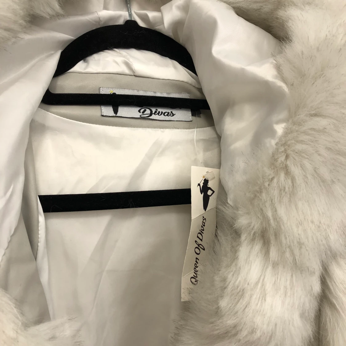 Oanvänd pälsjacka i fuskpäls - 91