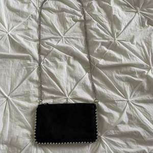 Säljer denna Zara väskan jag köpte i London 2017💓Använd fåtal gånger , nyskick💓 Köparen står för frakt 💓