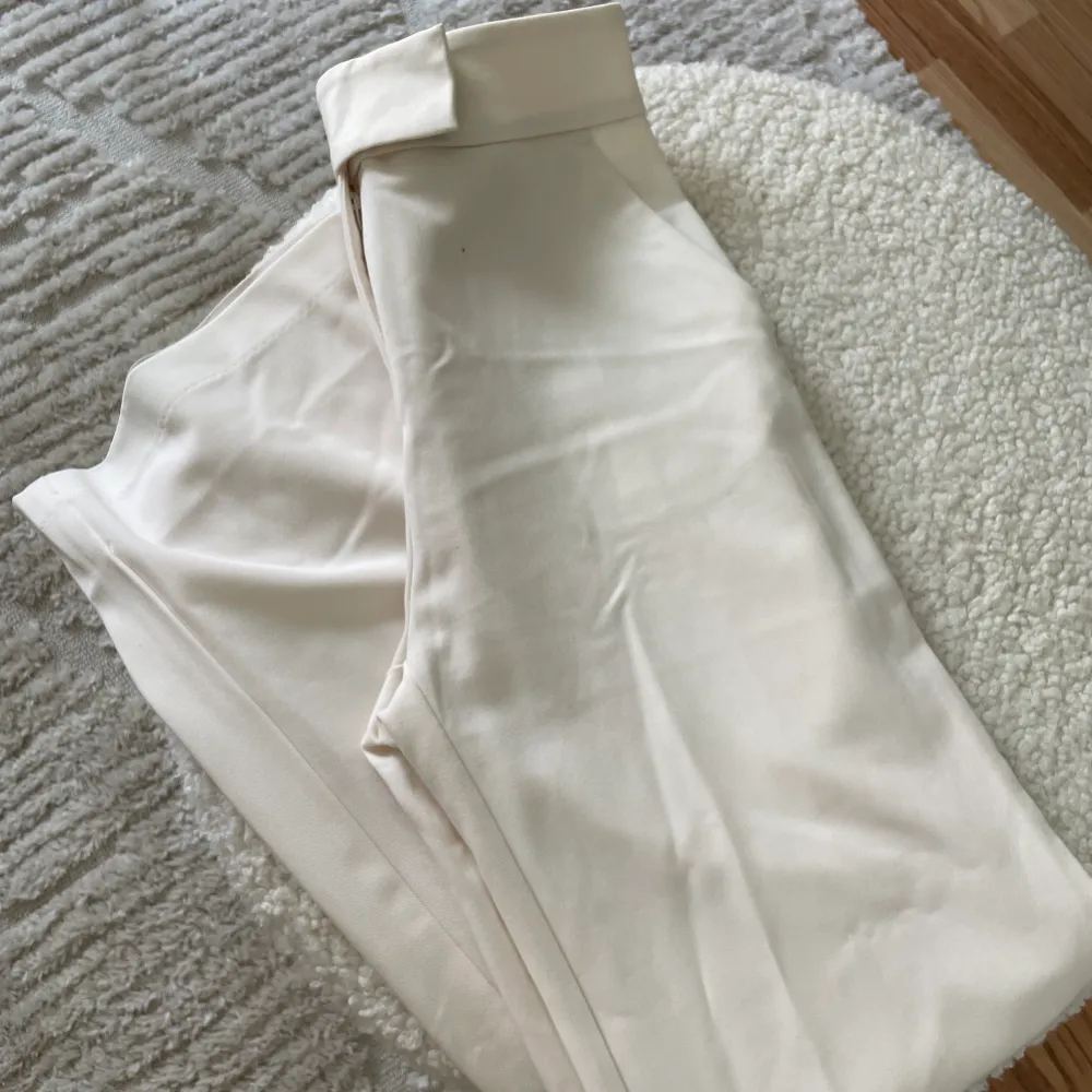Vita kostymbyxor från HM. Storlek 32. Jeans & Byxor.