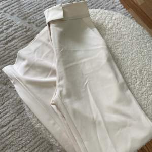 Vita kostymbyxor från HM. Storlek 32