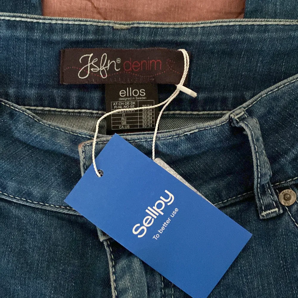 Säljer dessa snygga jeans som jag köpt på sellpy eftersom de var för stora för mig. De är i storlek 30/34 och säljer dem för 120kr plus frakt🙌🏼 om det är många som är intresserad kan det bli en budgivning💓. Jeans & Byxor.