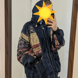 Jacka vintage  - Soft oversized vintage jacka. Har många olika fickor. Sjukt skön! Mönster även inuti luvan. Fri frakt 🤍