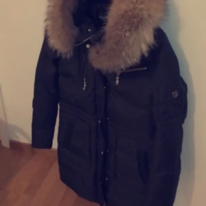 M/S - Hey, Vill sälja min äkta Hollies Stockholm storlek 38 mef äkta pilis jackan använda fåtal gånger köpet för året från Jhonells Stockholm köpet för 4500 kr