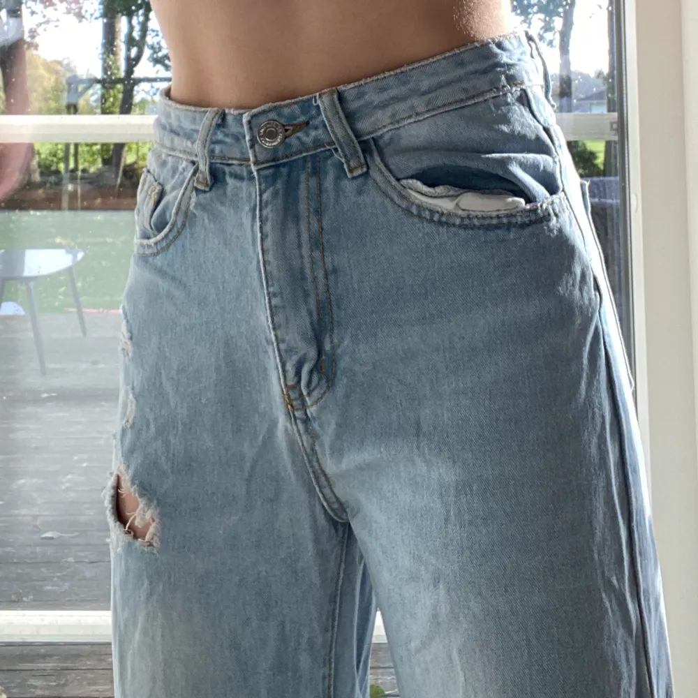 Väldigt fina jeans i bra skick. Innerbenslängd och midja ca 75 cm🤍 . Jeans & Byxor.