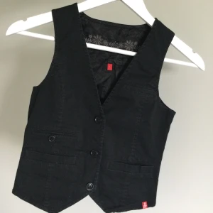Väst  - Svart väst, passar till xs-s