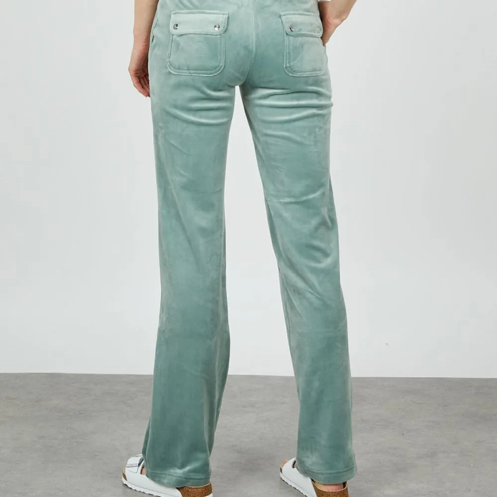 Gröna juicy byxor i storlek M! Säljer dom för dom e lite små 💚 superfint skick!. Jeans & Byxor.