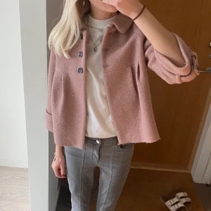 Kort kappa - Sååå fin kort kappa/ jacka med trekvartsärmar från zara, aldrig använd❤️❤️