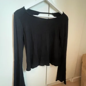 Topp men öppen rygg - Superfin topp från Hollister med öppen rygg, superskönt material också, använd ca 2 gånger! Ordinarie pris 299kr