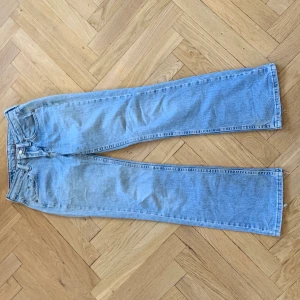 Wrangler jeans - Snygga Low waist/ bootcut jeans i storlek 28, jeansen är super sköna och coola de har ett hål på rumpan, hör av er vid intresse eller för mer bilder<3