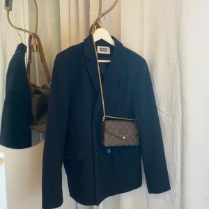 Ull blazer Weekday  - Dubbelknäppt blazer i ull från Weekday. Storlek Medium. Mörkblå. Fint skick!  Skickas endast, postnord spårbar frakt 49kr. 