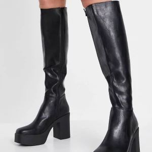 Lamoda platåstövlar - Svarta platåstövlar i knähöjd, fejkläder och blockklack. Klackhöjden är 10 cm och platån är ca 6 cm! Obs sista bilden är min egen, de första är tagna från ASOS där de är köpta