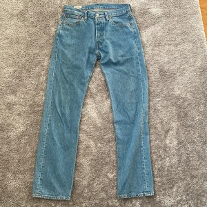 Levis jeans 501 strl 30 32 - Knappt använda pga blivit försmå för mig. Inget fel. Passformen är relaxad 