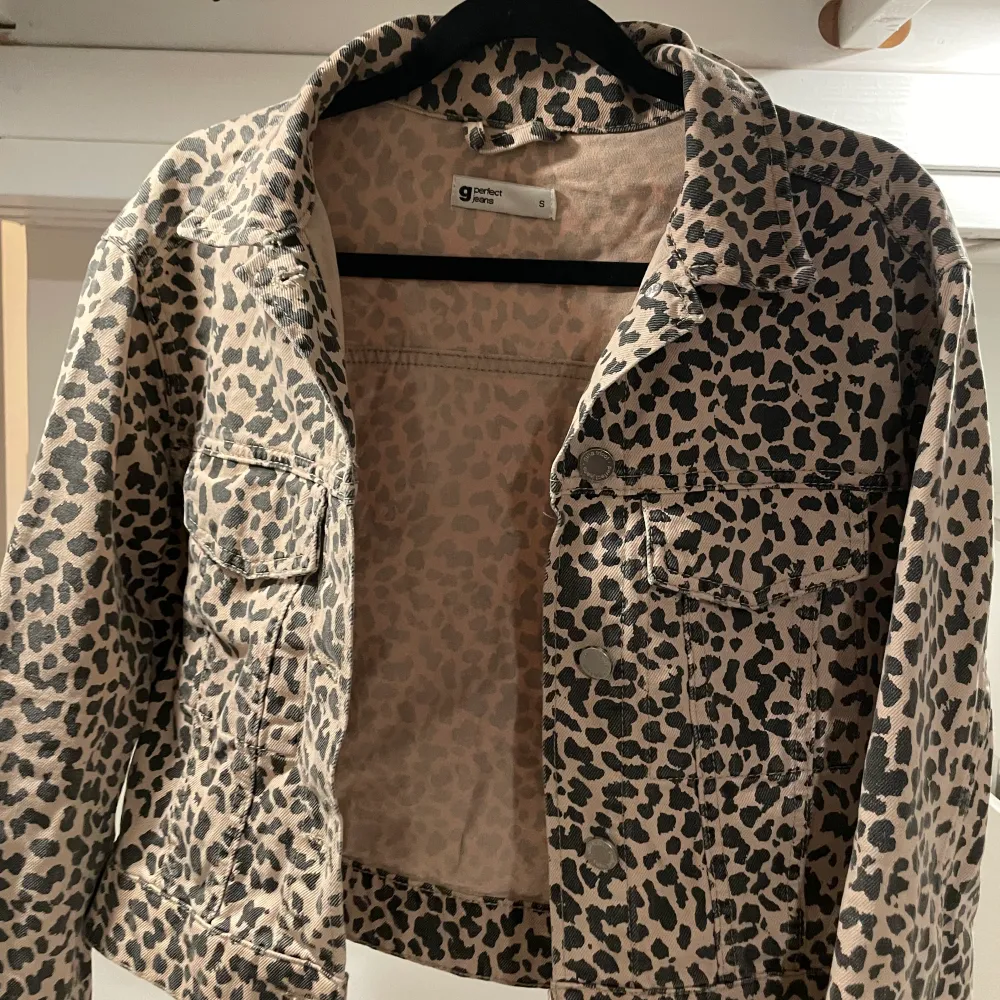 Jeansjacka från Gina tricot med leopardmönster! Gör vilken outfit som helst cool!😎. Jackor.