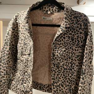 Jeansjacka från Gina tricot med leopardmönster! Gör vilken outfit som helst cool!😎