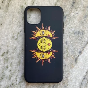 iPhone 11 skal - Jättefint skal som är helt oanvänt! Till iPhone 11. Möts upp i Stockholm eller skickar mot fraktkostnad <3