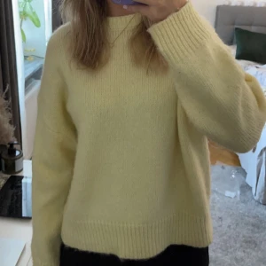 Stickad tröja  - Gul stickad tröja ifrån zara i storlek s, använd ca 2 gånger.