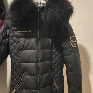 Svart rock n Blue med guld detaljer  - Som helt ny, säljer pga ingen användning, pris kan diskuteras 