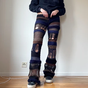 Stickade byxor  - Handgjorda stickade byxor Gjorda på återvunnet garn och därför en ’one of a kind’  Snygga till hösten 🍂  Storlek S-M