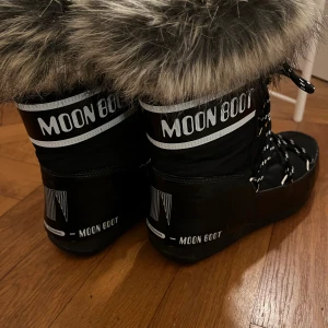 Äkta Svarta Moon Boot med fluff  - Jag säljer mina oanvända MoonBoots då jag aldrig använder dom. Skorna är i nyskick utan någon skråma. Super fina nu inför vintern! 💞Startpriset ligger på 850 kr + frakt. Vid fler intressen blir det budgivning🫶🏽Skorna är i storlek 38 men passar även st 37! 