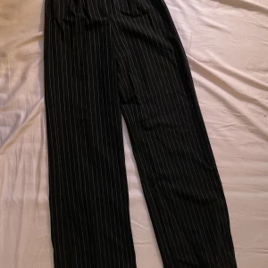 Kostymbyxor  - Kritstrecksrandiga kostymbyxor från bershka. För små för mig   Ps säljer ut massa plagg billigt som fan, köper du 5 eller fler får du 15 %