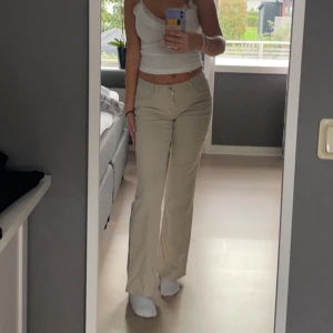 Lågmidjade beiga jeans!! - Lågmidjade beiga jeans som aldrig är använda💘 köparen står för frakt 
