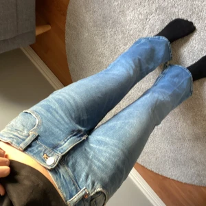 Ett par lågmidjade jeans från zara. - Dem här Jensen har används 2 gånger.